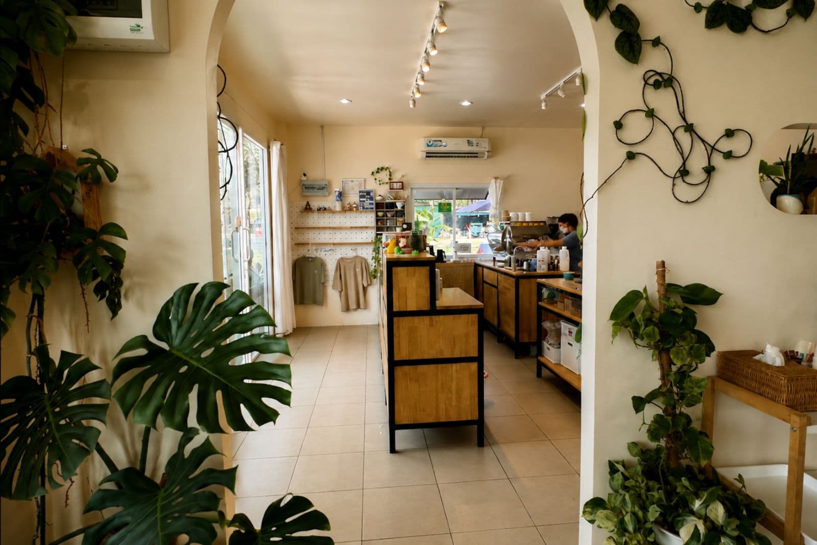 KenKen Coffee interior, Rawai